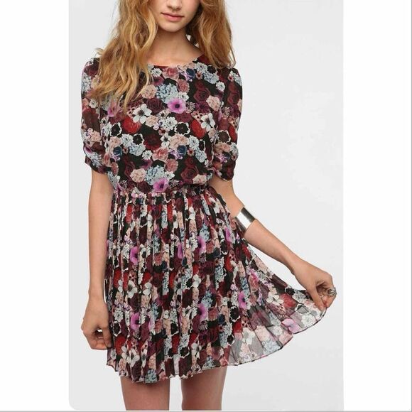Pins & Needles UO Floral Pleat Skirt Open Back Dress Black Multi Small - Picture 2 of 14